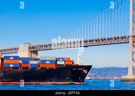 SAN FRANCISCO-AUG 11 : un navire conteneur chargé en vertu de la tête vers l'Oakland Bay Bridge, Port à San Francisco le 11 août 2012. L'Oakland Cont Banque D'Images