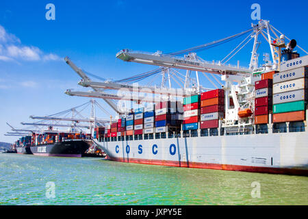 OAKLAND - 26 mai : le port d'Oakland à Oakland, Californie le 26 mai 2012. Comme le quatrième port à conteneurs le plus fréquenté du pays, il est désormais l'un des principaux e Banque D'Images