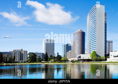 Oakland, Californie downtown Lake Merritt sur une journée ensoleillée. Les toits de bâtiments et reflétée dans l'eau. L'horizontale Banque D'Images