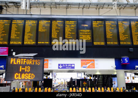 La gare de Waterloo de Londres le jour un déraillement ajouté au chaos causé par l'amélioration des œuvres qui n'ont plates-formes fermées. Prise le 16 août 2017. Banque D'Images