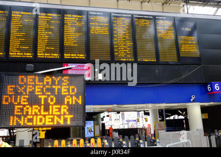 La gare de Waterloo de Londres le jour un déraillement ajouté au chaos causé par l'amélioration des œuvres qui n'ont plates-formes fermées. Prise le 16 août 2017. Banque D'Images