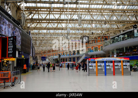 La gare de Waterloo de Londres le jour un déraillement ajouté au chaos causé par l'amélioration des œuvres qui n'ont plates-formes fermées. Prise le 16 août 2017. Banque D'Images