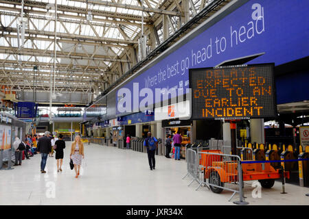 La gare de Waterloo de Londres le jour un déraillement ajouté au chaos causé par l'amélioration des œuvres qui n'ont plates-formes fermées. Prise le 16 août 2017. Banque D'Images