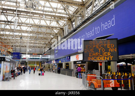 La gare de Waterloo de Londres le jour un déraillement ajouté au chaos causé par l'amélioration des œuvres qui n'ont plates-formes fermées. Prise le 16 août 2017. Banque D'Images