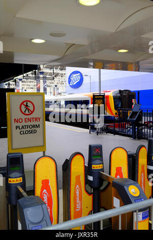 La gare de Waterloo, Londres la journée un déraillement ajouté au chaos causé par l'amélioration des œuvres qui n'ont plates-formes fermées. Prise le 16 août 2017 Banque D'Images