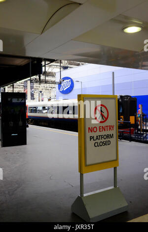 La gare de Waterloo, Londres la journée un déraillement ajouté au chaos causé par l'amélioration des œuvres qui n'ont plates-formes fermées. Prise le 16 août 2017 Banque D'Images