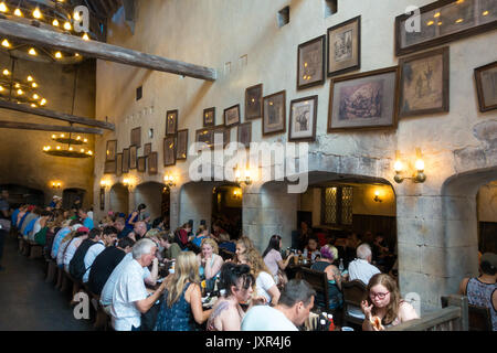 À l'intérieur de Chaudron Baveur de traverse dans le monde magique de harry potter à Universal Studios Orlando, Floride. Banque D'Images