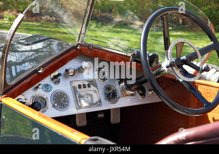 Vintage Motor Car Dashboard affiche les cadrans et le volant Banque D'Images