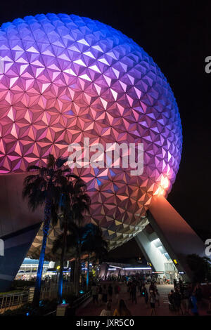 Attraction Spaceship Earth éclairés la nuit à Epcot, Walt Disney World, Orlando, Floride. Banque D'Images