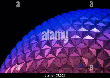 Attraction Spaceship Earth éclairés la nuit à Epcot, Walt Disney World, Orlando, Floride. Banque D'Images