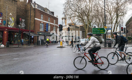 Les navetteurs à vélo à Shoreditch, London, England Banque D'Images