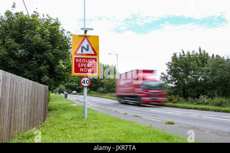 Un camion traverse un signe, réduire la vitesse à High Wycombe, en Angleterre le 16 août 2017. Photo par Andy Rowland. Banque D'Images