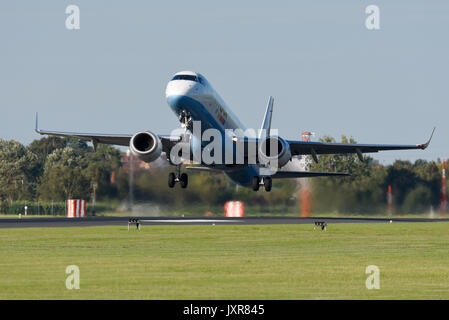 Flybe Embraer 195 ERJ 190-200 LR jet avion G-FBEH décollant de l'aéroport de Londres Southend, Essex Banque D'Images