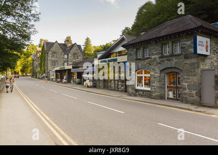 Betws-Y-coed rue principale avec l'Anna Davies atelier d'artisanat et de la Royal Oak Hotel Banque D'Images