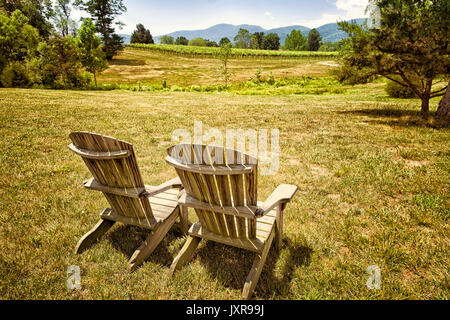 Paire de chaises Adirondack face à un vignoble vue paysage. lieu : montagnes Blue Ridge, virginia Banque D'Images