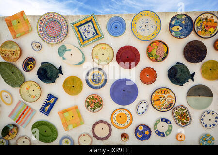 La poterie à couleurs locales, un mur de la maison dans l'Algarve, Portugal Banque D'Images