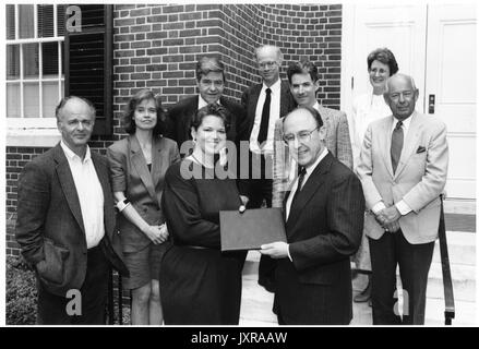 Prix Sudler, Celestia Ward, William Richardson C, Prix des Arts Portrait Comité Sudler, Celestia Ward qui reçoit le Prix Sudler de William C Richardson, 1994. Banque D'Images