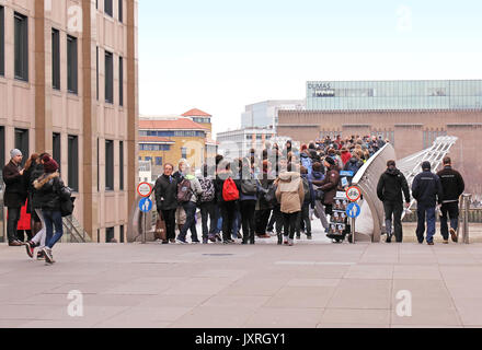 Londres, Royaume-Uni - 10 février : Les personnes marchant sur le pont du Millénaire pour se rendre au musée Tate Modern à Londres, Royaume-Uni - 10 Février, 2015 ; les objectifs du Millénaire pour Bridg Banque D'Images