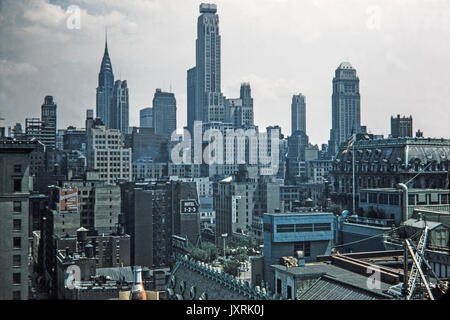 Avis à l'ensemble de bâtiments dans la ville de New York en 1956. Les panneaux peuvent être considérés pour l'hôtel Knickerbocker, King Edward Hotel, 1-2-3, de l'hôtel et l'hôtel Sheraton. Vue sur l'horizon montre de nombreux bâtiments dans cette partie de Manhattan à l'époque. Banque D'Images