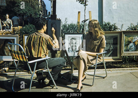 Belle jeune femme qui a son portrait peint par un artiste de la rue de sexe masculin à Greenwich Village, New York, en septembre 1958. Image montre la mode des années 50, période. Banque D'Images