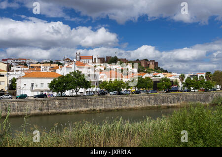 Une vue de la ville de Silves à partir de la rivière Arade, Faro, Algarve, Portugal Banque D'Images