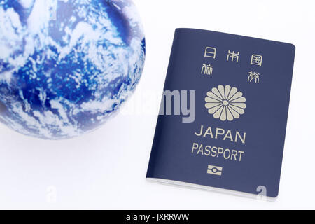 Passeport japonais et earth globe sur fond blanc, travel concept Banque D'Images