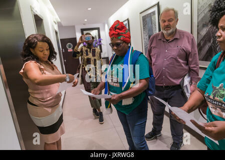 Londres, Royaume-Uni. 16 août 2017. Une réceptionniste prend la lettre de Primrose Nokulunga Thumeka Magwangqana Sonti et de l'organisation des femmes de Marikana (Sonke Sikhala nous pleurons ensemble) et leur dit qu'elle va s'assurer qu'il obtient de Lonmin. Crédit : Peter Marshall/Alamy Live News Banque D'Images