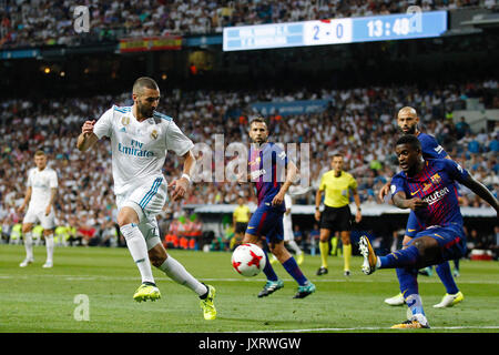 Madrid, Espagne. Août 16, 2017. Samuel Umtiti (23) joueur du FC Barcelone. Karim Benzema (9) Real player.Super Coupe d'Espagne entre le Real Madrid vs FC Barcelone au Santiago Bernabeu à Madrid, Espagne, le 16 août 2017 . Gtres más información : crédit en ligne Comuniación,S.L./Alamy Live News Banque D'Images