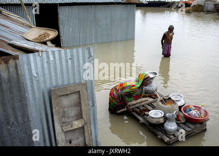 Bogra, Bangladesh. Août 16, 2017. Une femme cuit les aliments dans les eaux dans la zone Manikdi à Bogra. Credit : K M Asad/ZUMA/Alamy Fil Live News Banque D'Images