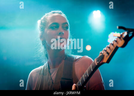 Edinburgh, Ecosse, Royaume-Uni. Août 16, 2017. Ana Perrote, chanteur dans le groupe de Madrid sur scène à Summerhall Hinds, Édimbourg, Écosse dans le cadre de l'Edinburgh Fringe Festival en 2017. Credit : Andy Catlin/Alamy Live News Banque D'Images