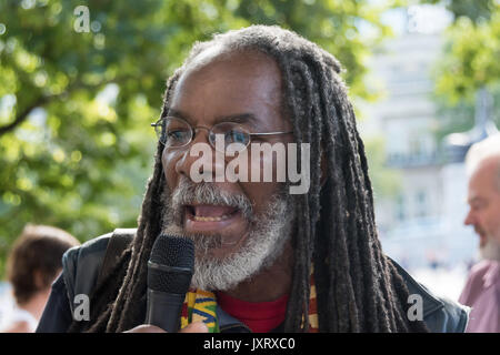 Londres, Royaume-Uni. 16 août 2017. Un orateur de l'PACSF à l'extérieur de la manifestation de la Commission d'Afrique du Sud à Trafalgar Square au 5ème anniversaire du massacre quand 34 mineurs en grève ont été abattus par la police sud-africaine à la mine de platine Lonmin de Marikana. Crédit : Peter Marshall/Alamy Live News Banque D'Images