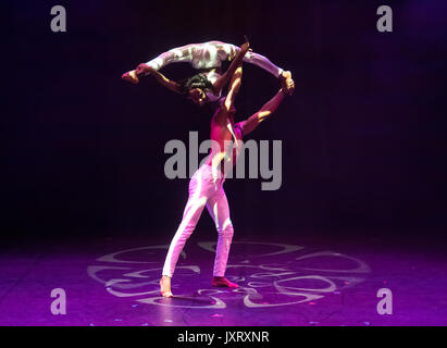 Edinburgh Fringe Festival, Édimbourg, Écosse, Royaume-Uni, 16 août 2017. L'Abyssinie du cirque : Ethiopian Dream performance au point faible du moyeu du Cirque sur les prés, avec un couple d'effectuer des acrobaties danse Banque D'Images
