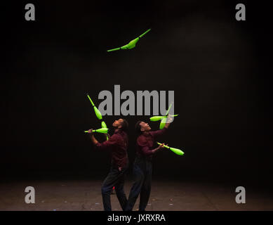 Edinburgh Fringe Festival, Édimbourg, Écosse, Royaume-Uni, 16 août 2017. L'Abyssinie du cirque : Ethiopian Dream performance au point faible du moyeu du Cirque sur les prés, avec deux interprètes faisant un acte de Jonglerie Banque D'Images