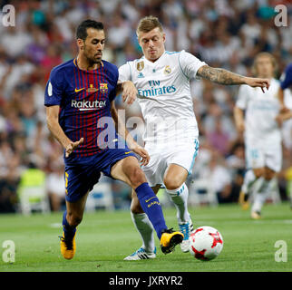 Madrid, Espagne. Août 16, 2017. 05 Sergio Busquets (FC Barcelone) et 08 Toni Kroos (Real Madrid) au cours de la deuxième étape de la Super Coupe d'Espagne match de football entre le Real Madrid et Barcelone au Santiago Bernabeu à Madrid, mercredi 16 août, 2017. Gtres más información : crédit en ligne Comuniación,S.L./Alamy Live News Banque D'Images