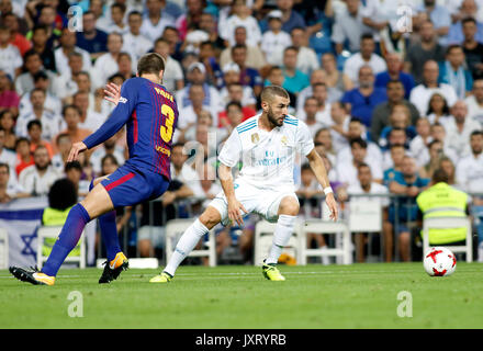 Madrid, Espagne. Août 16, 2017. 03 Gerard Pique (FC Barcelone) et 09 Karim Benzema (Real Madrid) au cours de la deuxième étape de la Super Coupe d'Espagne match de football entre le Real Madrid et Barcelone au Santiago Bernabeu à Madrid, mercredi 16 août, 2017. Gtres más información : crédit en ligne Comuniación,S.L./Alamy Live News Banque D'Images