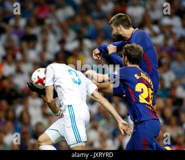 Madrid, Espagne. Août 16, 2017. 03 Gerard Pique (FC Barcelone) et 09 Karim Benzema (Real Madrid) au cours de la deuxième étape de la Super Coupe d'Espagne match de football entre le Real Madrid et Barcelone au Santiago Bernabeu à Madrid, mercredi 16 août, 2017. Gtres más información : crédit en ligne Comuniación,S.L./Alamy Live News Banque D'Images