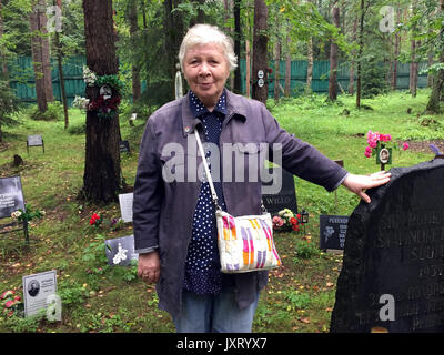 Saint-pétersbourg, Russie. 13e Août 2017. Tyrul Irina dans le site commémoratif Levashovo près de Saint-Pétersbourg, Russie, 13 août 2017. Autour de 19 500 victimes de la terreur stalinienne sont enterrés dans des tombes sur le site. La terreur a atteint son paroxysme il y a 80 ans en 1937-1938. Photo : Friedemann Kohler/dpa/Alamy Live News Banque D'Images