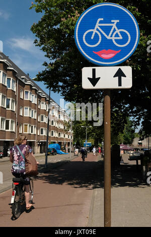 Signe d'un vélo avec la lèvre illustration est vu à Amsterdam, Pays-Bas, 26 mai 2017. Credit : Yuriko Nakao/AFLO/Alamy Live News Banque D'Images