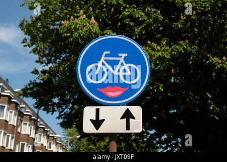 Signe d'un vélo avec la lèvre illustration est vu à Amsterdam, Pays-Bas, 26 mai 2017. Credit : Yuriko Nakao/AFLO/Alamy Live News Banque D'Images