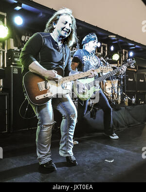 Huntington Beach, CA, USA. 30 juillet, 2017. Michael Lardie, Claviers, Guitare GREAT WHITE joue sur une plage lieu côté SeaLegs Vivre à Huntington Beach, CA. le dimanche 30 juillet 2017 lors de leur tournée aux États-Unis à l'appui de leur nouvel album ''FULL CIRCLE' Crédit : Dave Safley/ZUMA/Alamy Fil Live News Banque D'Images