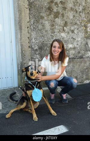 San Rocco (Camogli) : Moins cher dog award 2017. Dans l'image : Kimbo, meticcio avec Chiara Ferri Banque D'Images