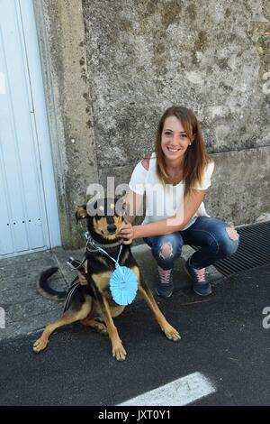 San Rocco (Camogli) : Moins cher dog award 2017. Dans l'image : Kimbo, meticcio avec Chiara Ferri Banque D'Images