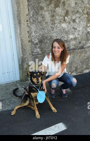 San Rocco (Camogli) : Moins cher dog award 2017. Dans l'image : Kimbo, meticcio avec Chiara Ferri Banque D'Images