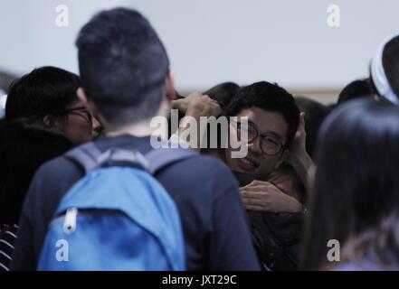 Hong Kong, Chine. Août 17, 2017. Président du parti politique DEMOSISTO localistes et rôle de premier plan dans la révolution de 2014, la loi-cadre Nathan épouse son défenseur à l'entrée de la Haute Cour. Hong Kong éminents militants pro-démocratie Joshua Wong, Nathan droit et Alex Chow sont condamnés de 6 à 8 mois de prison respectivement après Haute Cour annoncé leur verdict aujourd'hui. Aug 17, 2017.Hong Kong.ZUMA/Liau Chung Ren : Crédit Liau Chung Ren/ZUMA/Alamy Fil Live News Banque D'Images