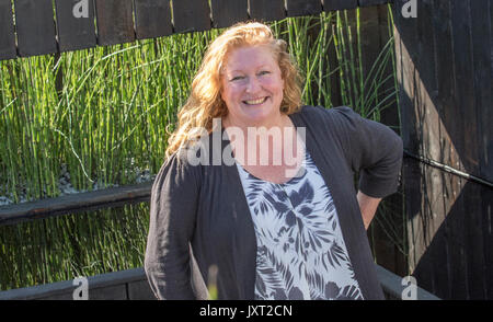 Charlie Dimmock (Charlotte Elouise Dimmock) jardinier anglais, présentateur, et Compagnie le jour de l'ouverture au salon des fleurs de Southport, août 2017. Des exposants, des designers de jardin et des expositions florales attendent l'arrivée de jusqu'à 80 000 août de visiteurs qui sont attendus à ce célèbre événement annuel. Banque D'Images