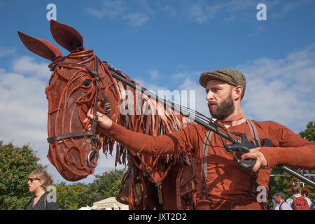 Southport, Merseyside, Royaume-Uni. Août 17, 2017. Présence VIP au cheval de jour d'ouverture de Southport Flower Show comme exposants, concepteurs, jardin floral et attendre l'arrivée de pièces jusqu'à 80 000 visiteurs qui sont attendus à ce célèbre événement annuel. /AlamyLiveNews MediaWorldImages crédit ; Banque D'Images