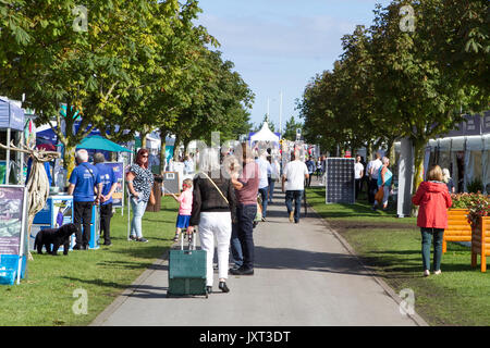 Southport, Merseyside, 17 août 2017. Météo britannique. Une belle journée ensoleillée pour la journée, comme pour les visiteurs au salon floral de Southport Merseyside. 12 mois préparation va dans la création de ce fabuleux événement horticole avec fleurs, plantes et jardins, de l'alimentation et cuisine, shopping, des démonstrations, des conférences et des animations musicales tous les afficher sur pour faire l'événement de cette année le meilleur jamais. Credit : Cernan Elias/Alamy Live News Banque D'Images