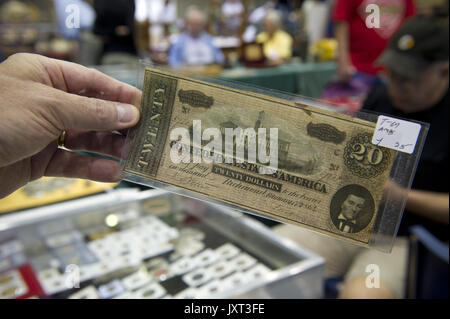 Marietta, GA, USA. Août 13, 2011. Cent cinquante ans après le premier obus sont tombés sur Fort Sumter dans Charleston, S.C., souvenirs de guerre civile demeure une entreprise lucrative dans le sud.à cette guerre civile à l'ancienne et de montrer la relique à Marietta, Ga, à quelques kilomètres de la célèbre Kennesaw Mountain National Battlefield Park, collectionneurs, amateurs d'histoire et les curieux se promenaient dans les allées de mousquets, des cantines, des épées, des boutons d'uniforme et d'obus à trouver plus de rappels de 'la fin des désagréments pour leurs collections. Sur la photo : UN États confédérés d'Amérique de 20 dollars à partir de la 1 Banque D'Images