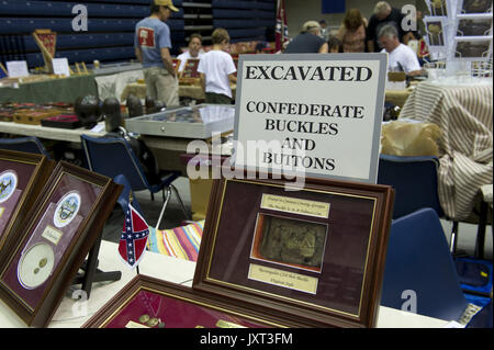 Marietta, GA, USA. Août 13, 2011. Cent cinquante ans après le premier obus sont tombés sur Fort Sumter dans Charleston, S.C., souvenirs de guerre civile demeure une entreprise lucrative dans le sud.à cette guerre civile à l'ancienne et de montrer la relique à Marietta, Ga, à quelques kilomètres de la célèbre Kennesaw Mountain National Battlefield Park, collectionneurs, amateurs d'histoire et les curieux se promenaient dans les allées de mousquets, des cantines, des épées, des boutons d'uniforme et d'obus à trouver plus de rappels de 'la fin des désagréments pour leurs collections. Sur la photo : des vestiges de longues batailles passé continuent à être une Banque D'Images