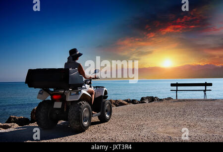 Femme sur le VTT. À pied de la mer sur l'île de Zakynthos Banque D'Images